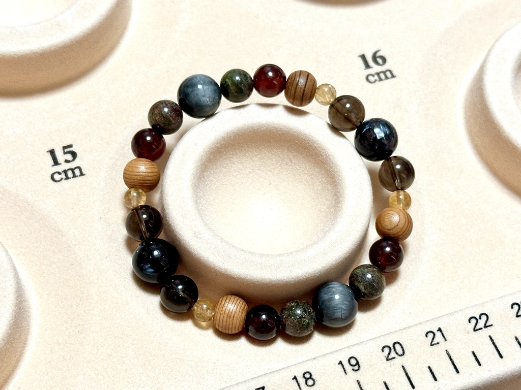 「 灰火の狼 」 ✯ イーグルアイ ヌーマイト オレンジガーネット 屋久杉 イエロートルマリン エクロジャイト etc/ 天然石ブレスレット パワーストーン 天然石アクセサリー