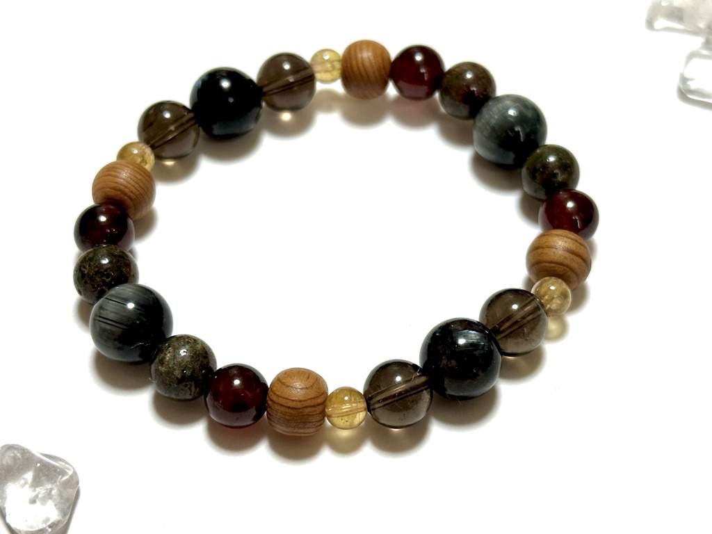「 灰火の狼 」 ✯ イーグルアイ ヌーマイト オレンジガーネット 屋久杉 イエロートルマリン エクロジャイト etc/ 天然石ブレスレット パワーストーン 天然石アクセサリー