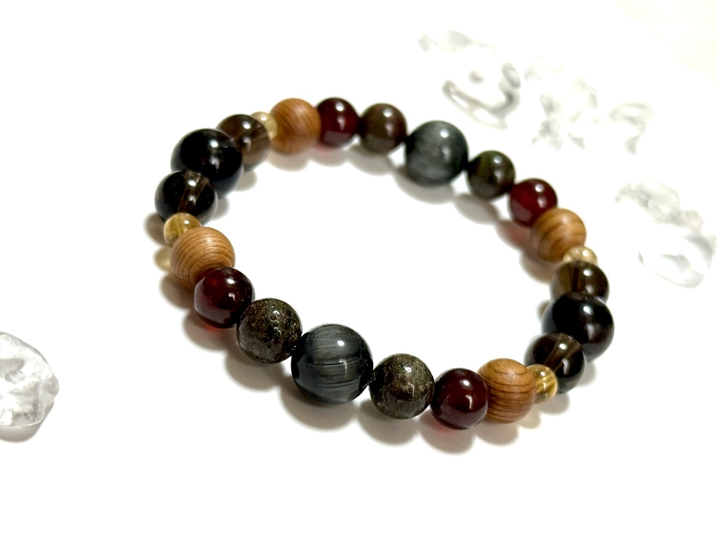 「 灰火の狼 」 ✯ イーグルアイ ヌーマイト オレンジガーネット 屋久杉 イエロートルマリン エクロジャイト etc/ 天然石ブレスレット パワーストーン 天然石アクセサリー