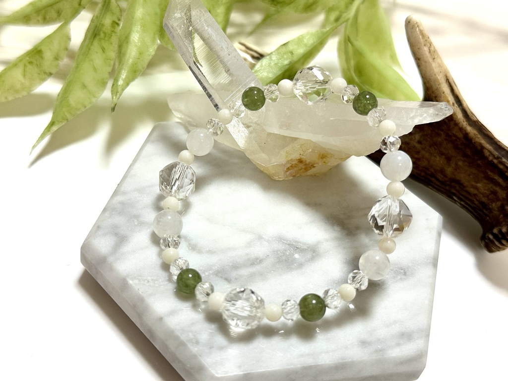 「 銀木犀 」  ✯ 水晶 ホワイトコーラル ムーンストーン グリーンアパタイト / 天然石ブレスレット パワーストーン 天然石アクセサリー