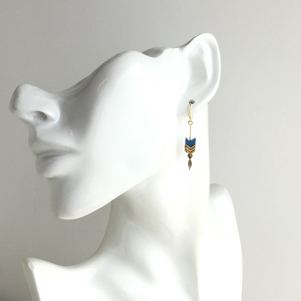 矢羽根ピアス 金