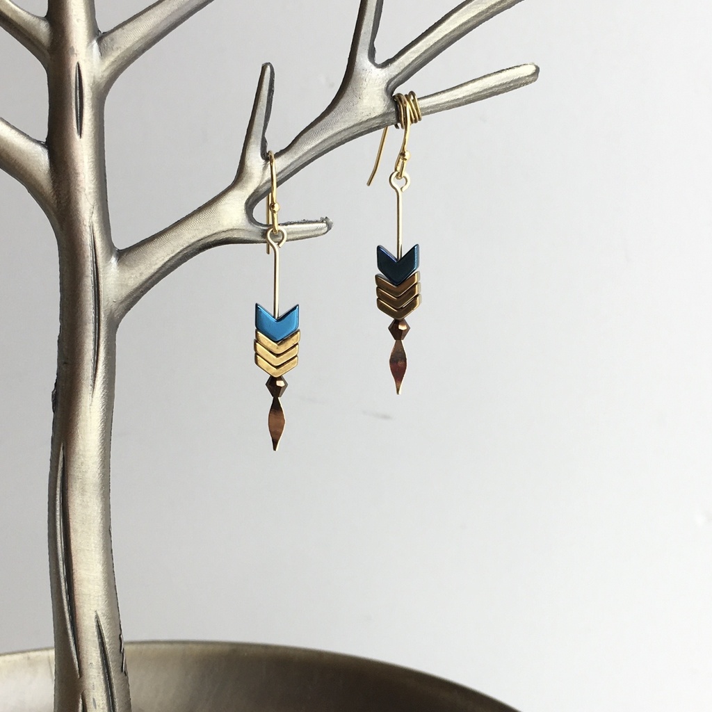 矢羽根ピアス 金