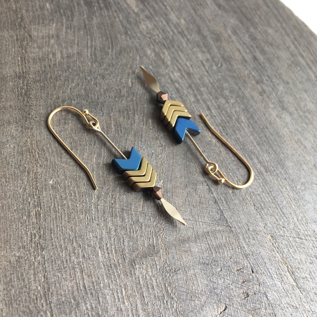 矢羽根ピアス 金