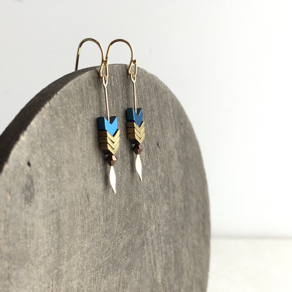 矢羽根ピアス 金