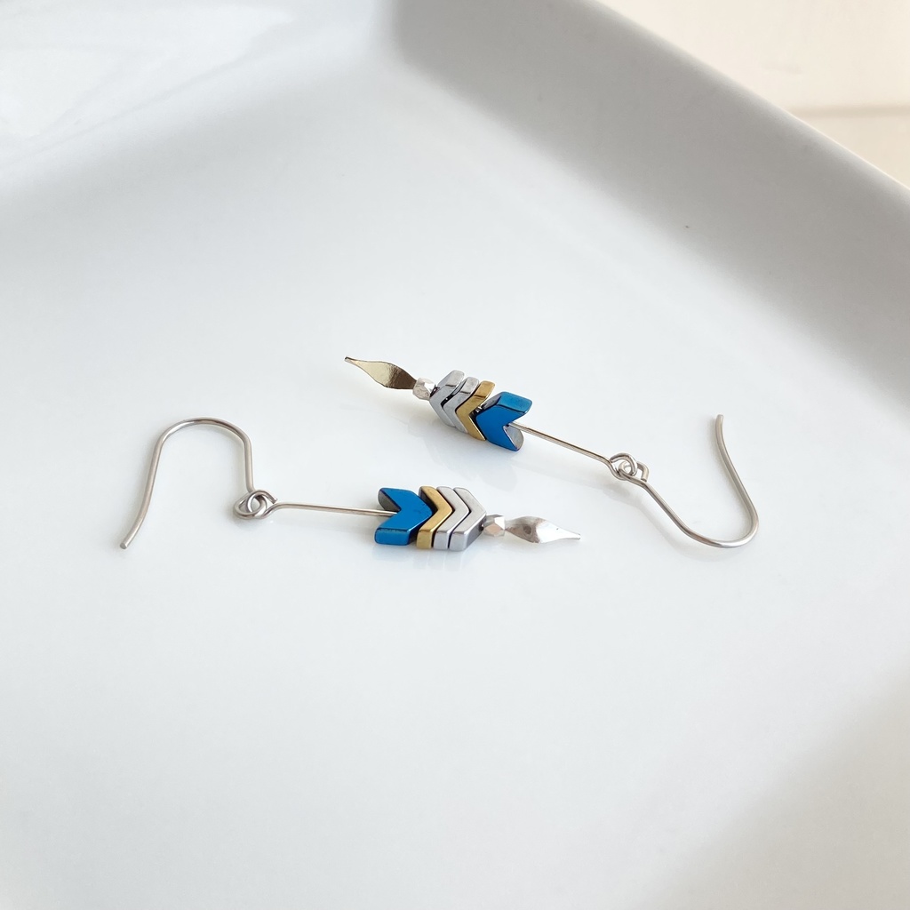 矢羽根ピアス 銀