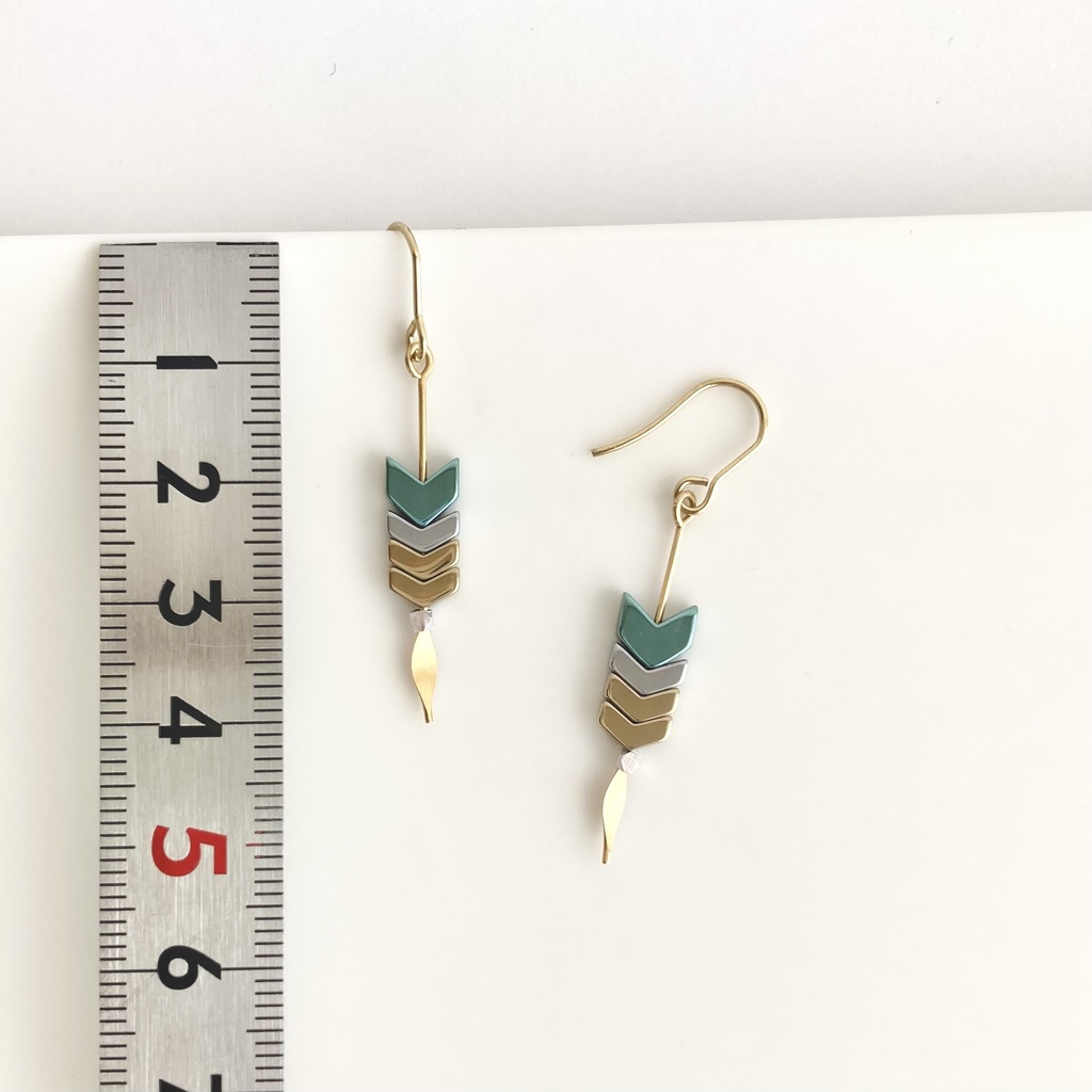 矢羽根ピアス 緑/金