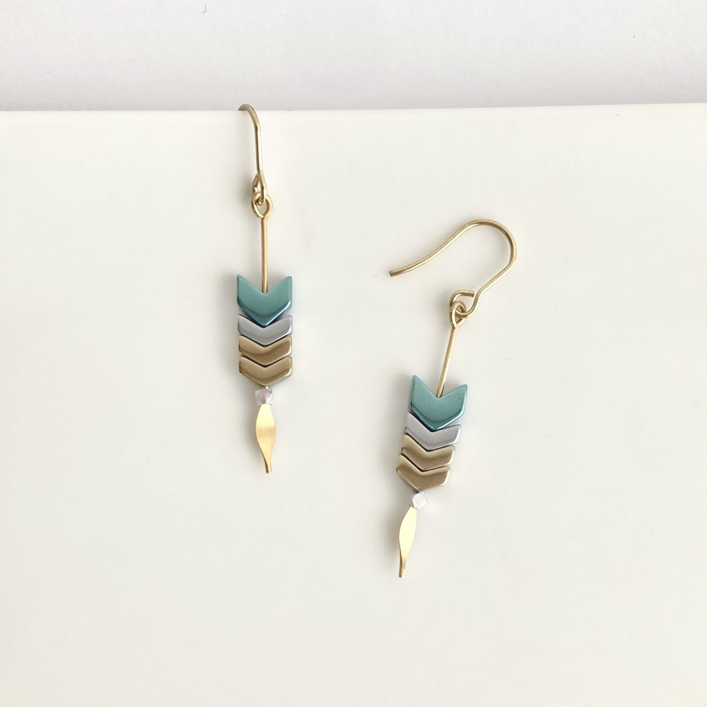 矢羽根ピアス 緑/金