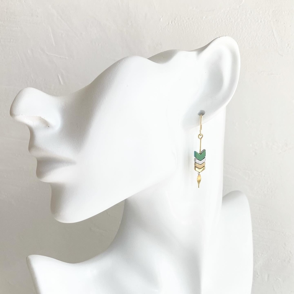 矢羽根ピアス 緑/金