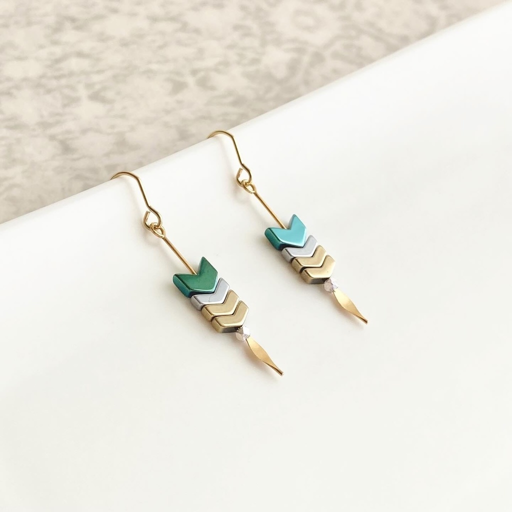 矢羽根ピアス 緑/金