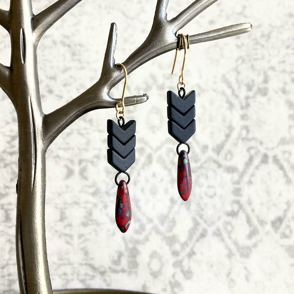 矢羽根ピアス 黒