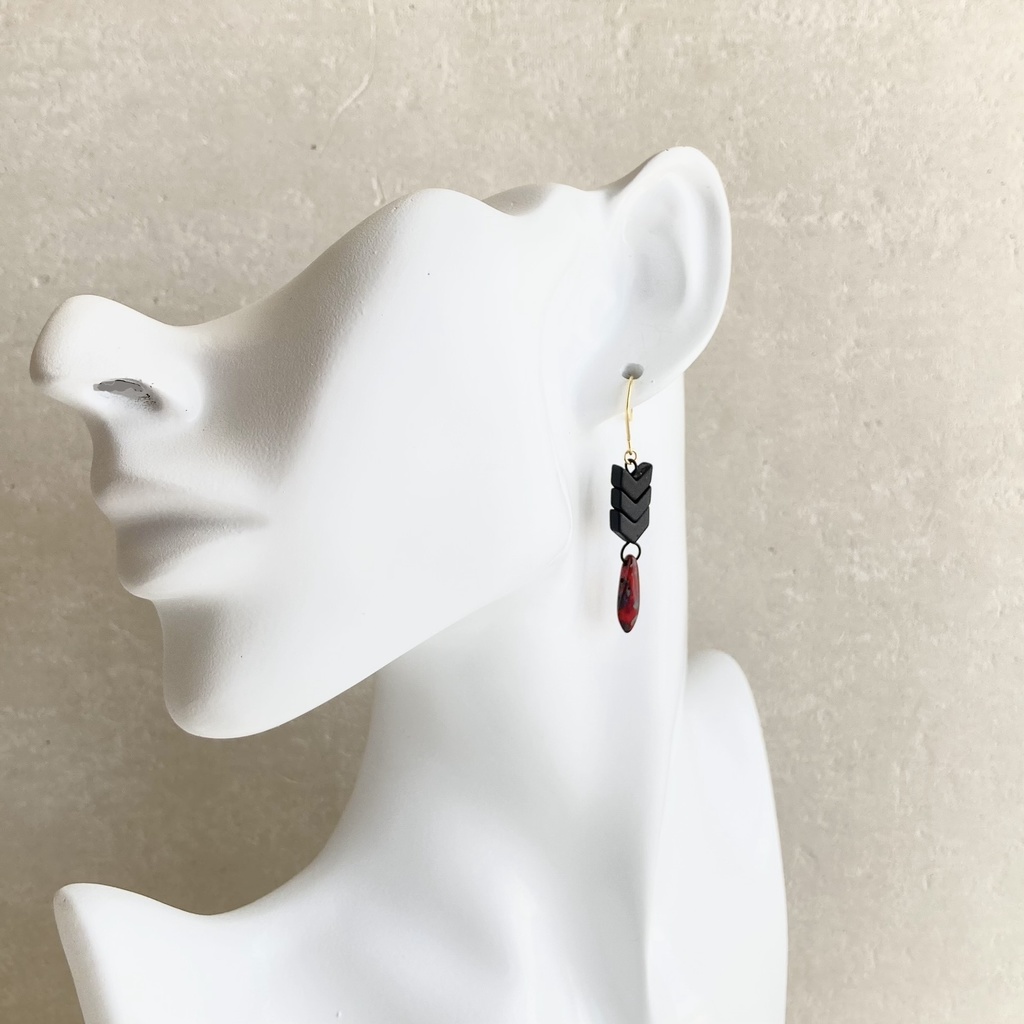 矢羽根ピアス 黒