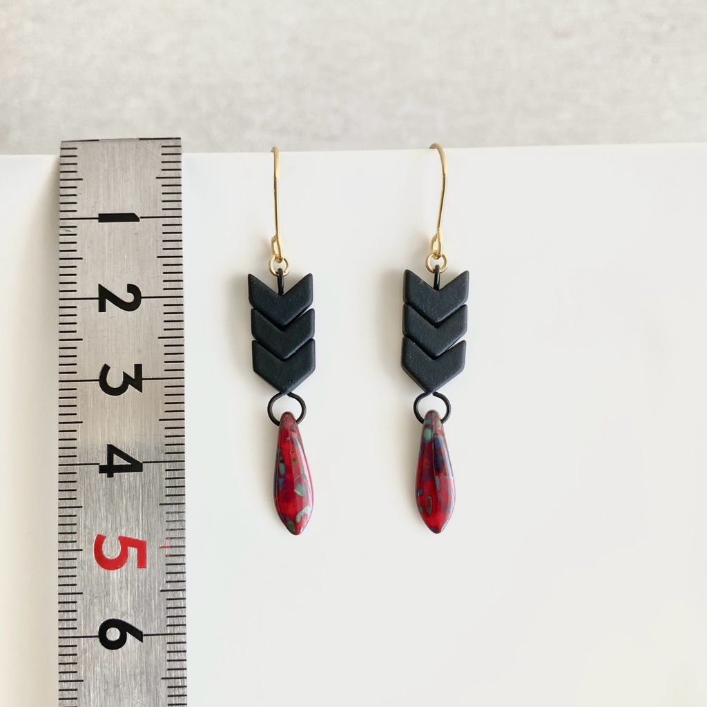 矢羽根ピアス 黒