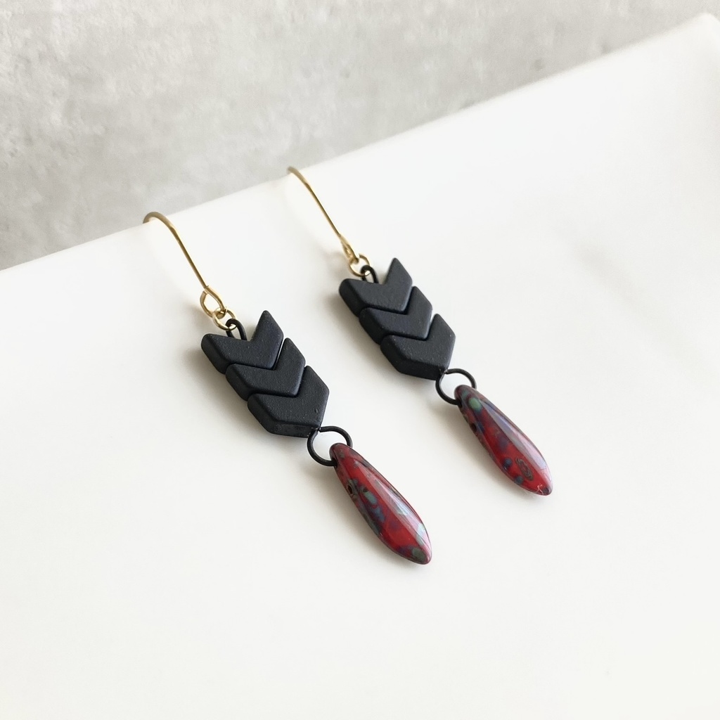 矢羽根ピアス 黒