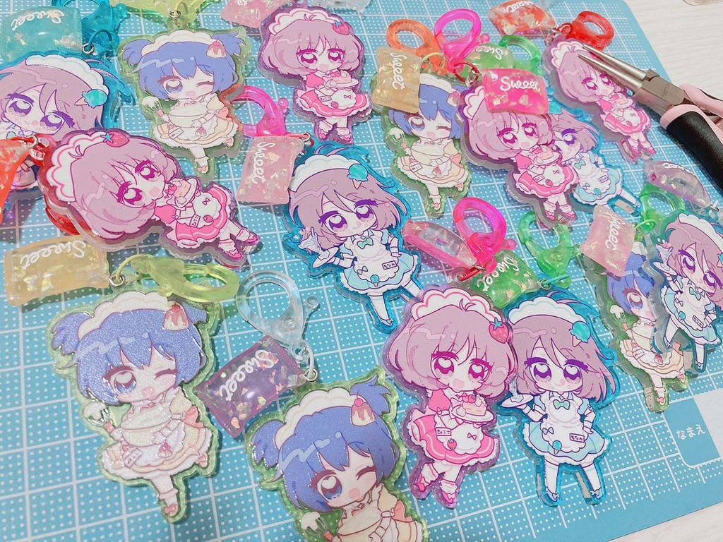 hymn🍓🍨🍮ウエイトレスアクキー♡