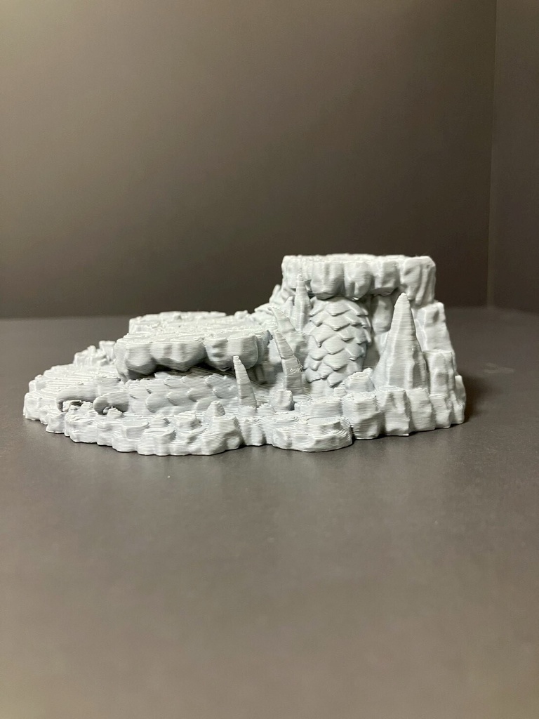 【龍脈】龍脈蠢く二段岩場 フィギュア台座 全3色|幅12cm 龍の鱗と爪のジオラマベース ベージュ・グレー・漆黒 ドラゴン・召喚シーンに