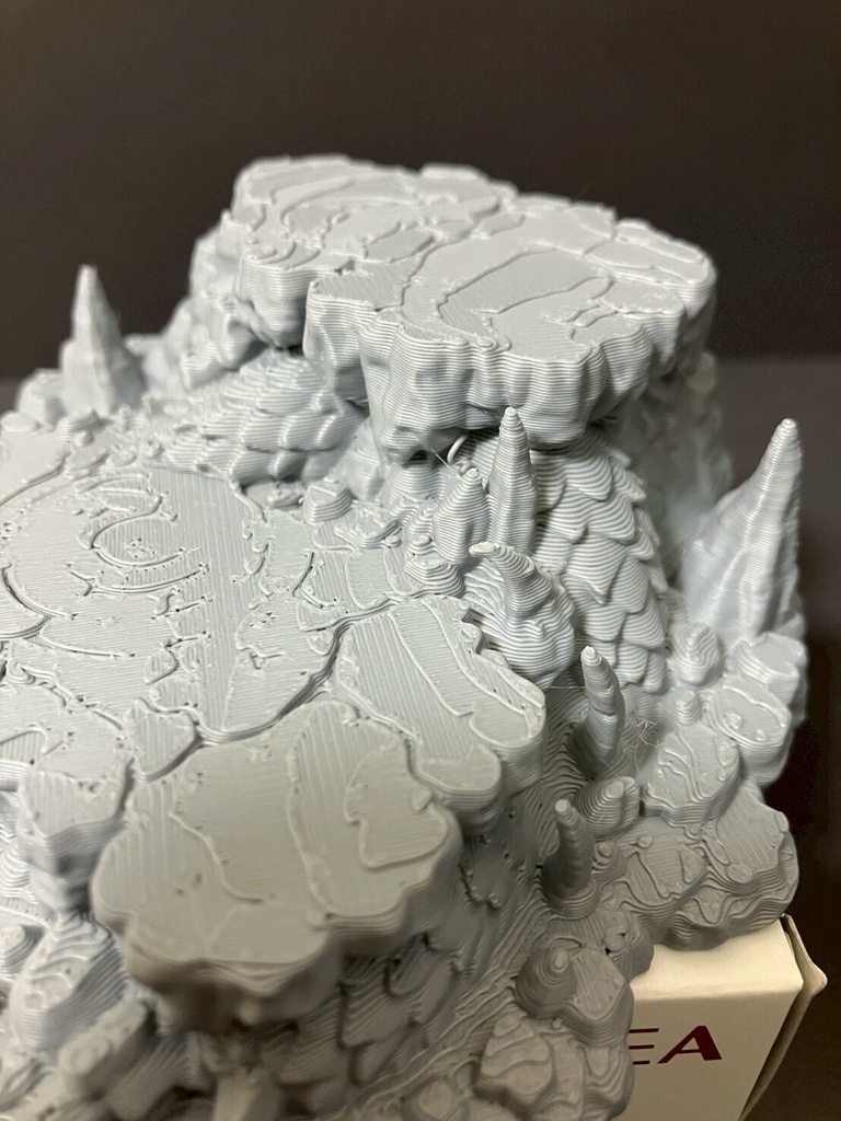 【龍脈】龍脈蠢く二段岩場 フィギュア台座 全3色|幅12cm 龍の鱗と爪のジオラマベース ベージュ・グレー・漆黒 ドラゴン・召喚シーンに