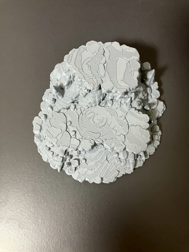 【龍脈】龍脈蠢く二段岩場 フィギュア台座 全3色|幅12cm 龍の鱗と爪のジオラマベース ベージュ・グレー・漆黒 ドラゴン・召喚シーンに