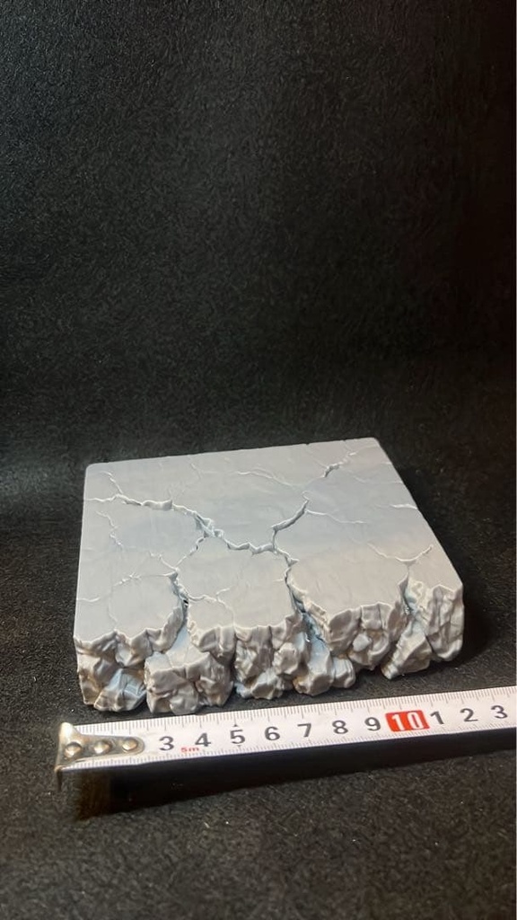 【岩場】ひび割れた地面 フィギュア台座 幅15cm|崩れた岩肌のジオラマベース 高さ約5cm バトル・決戦シーンに 岩場シリーズ