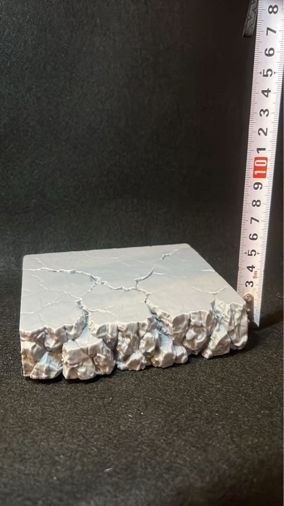 【岩場】ひび割れた地面 フィギュア台座 幅15cm|崩れた岩肌のジオラマベース 高さ約5cm バトル・決戦シーンに 岩場シリーズ