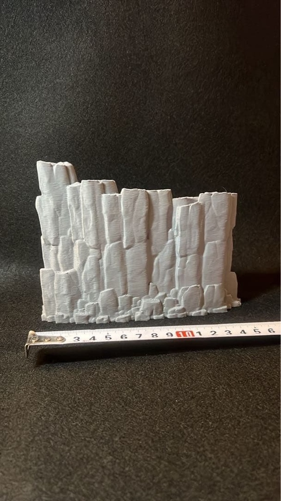【岩場】岩壁 フィギュア背景パーツ 幅13cm|後ろに立てる岩肌ジオラマ 高さ約12cm バトル・決戦シーンに 岩場シリーズ