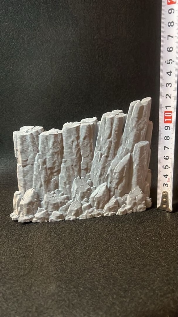 【岩場】岩壁 フィギュア背景パーツ 幅13cm|後ろに立てる岩肌ジオラマ 高さ約12cm バトル・決戦シーンに 岩場シリーズ
