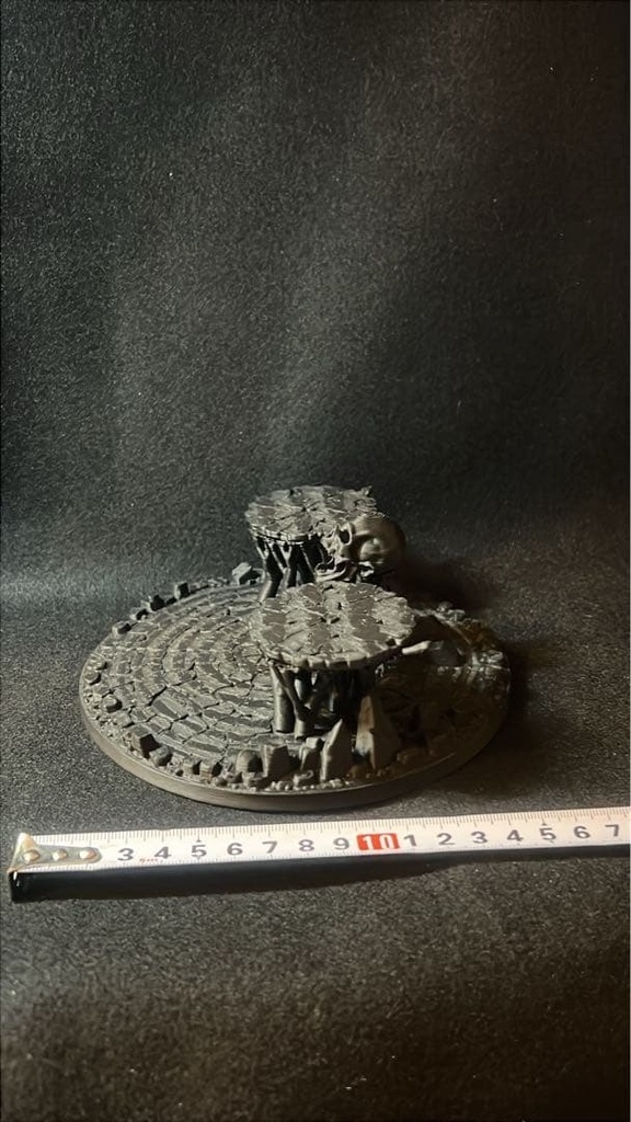 【魔物】スカル フィギュア台座 幅15cm|頭蓋骨と石畳の円形ジオラマベース ブラック 高さ約7cm ダークファンタジーの情景に 魔物シリーズ