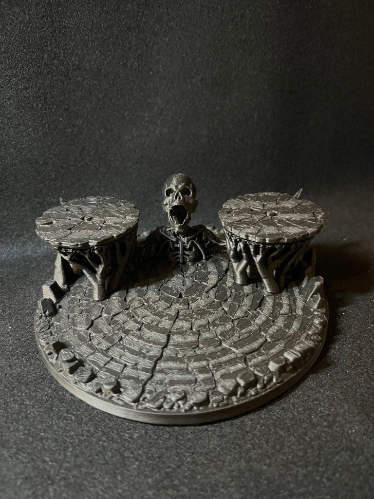 【魔物】スカル フィギュア台座 幅15cm|頭蓋骨と石畳の円形ジオラマベース ブラック 高さ約7cm ダークファンタジーの情景に 魔物シリーズ