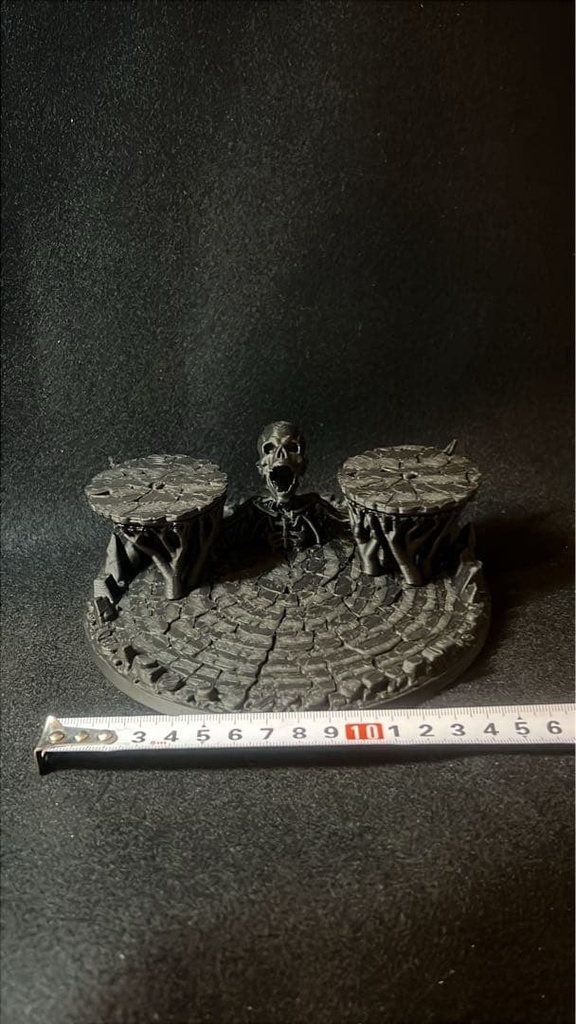 【魔物】スカル フィギュア台座 幅15cm|頭蓋骨と石畳の円形ジオラマベース ブラック 高さ約7cm ダークファンタジーの情景に 魔物シリーズ