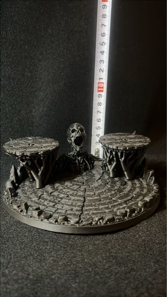 【魔物】スカル フィギュア台座 幅15cm|頭蓋骨と石畳の円形ジオラマベース ブラック 高さ約7cm ダークファンタジーの情景に 魔物シリーズ