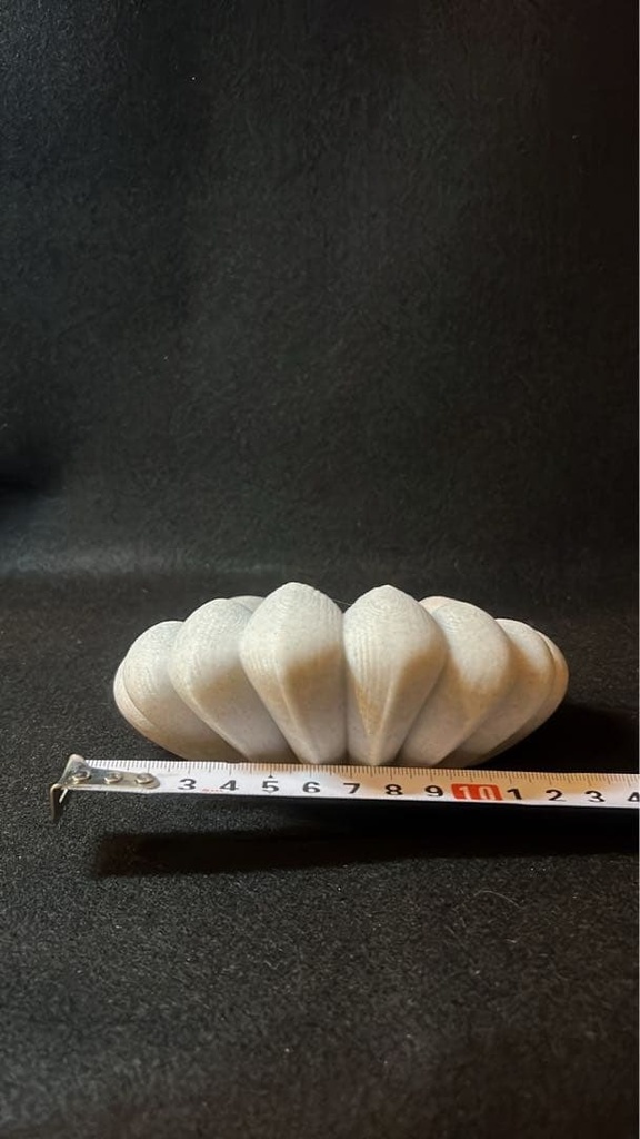 【インテリア】貝殻モチーフ フィギュア台座 幅13cm|大理石調のジオラマベース 小物トレイにも ぬい撮り・ドールの撮影に