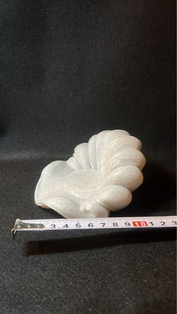 【インテリア】貝殻モチーフ フィギュア台座 幅13cm|大理石調のジオラマベース 小物トレイにも ぬい撮り・ドールの撮影に