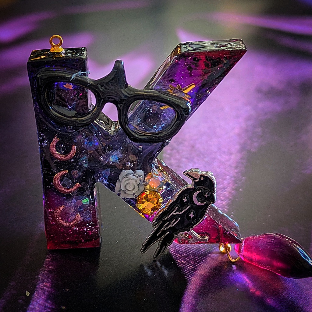 概念イニシャルキーホルダー K カラスバ