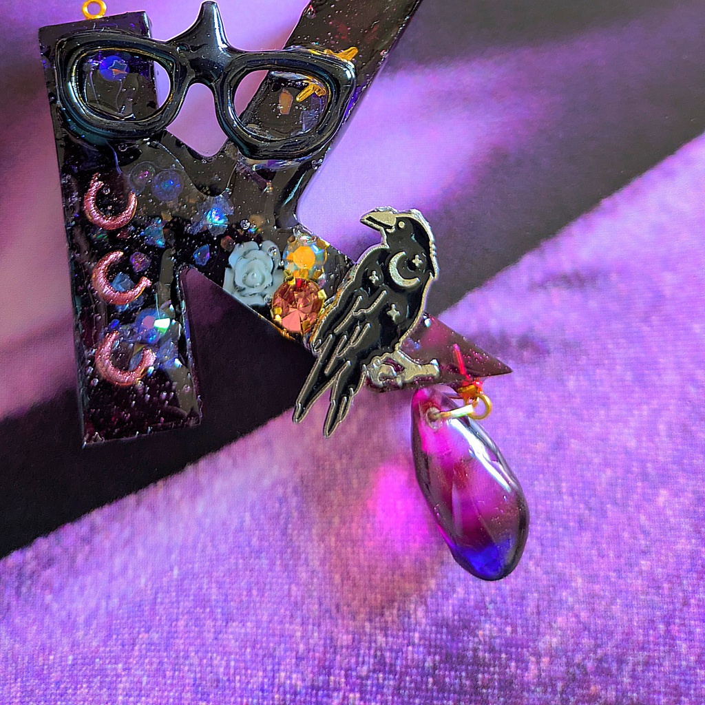 概念イニシャルキーホルダー K カラスバ