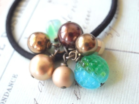 メロンパンのようなエメラルドグリーンビーズのヘアゴム