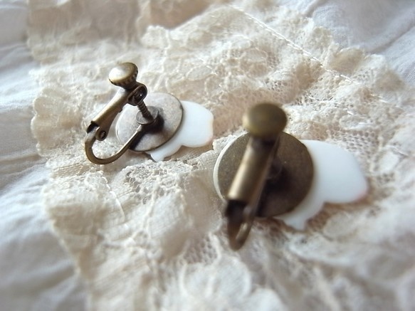 赤と紫の和風花柄うさぎのカボッションのイヤリング