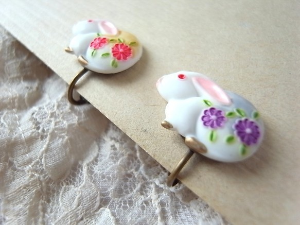 赤と紫の和風花柄うさぎのカボッションのイヤリング
