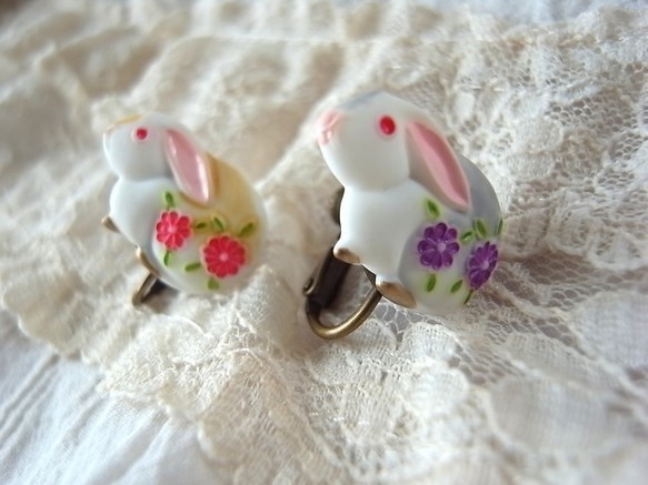 赤と紫の和風花柄うさぎのカボッションのイヤリング