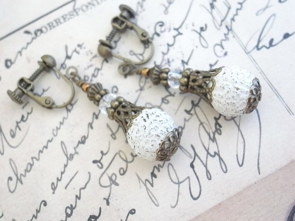 アンティーク家具のようなシャビービーズのイヤリング