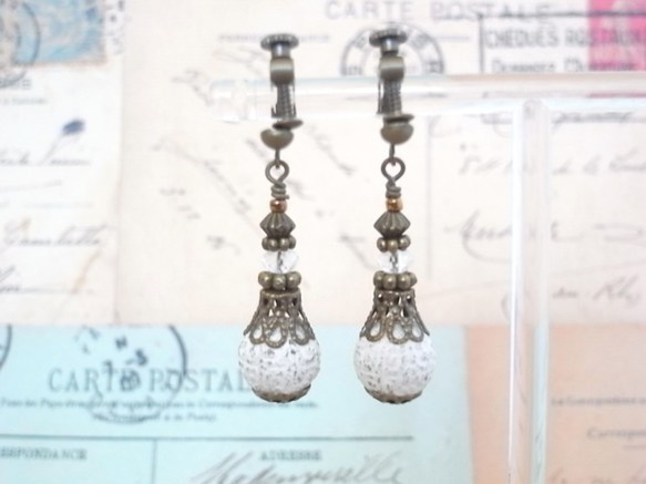 アンティーク家具のようなシャビービーズのイヤリング