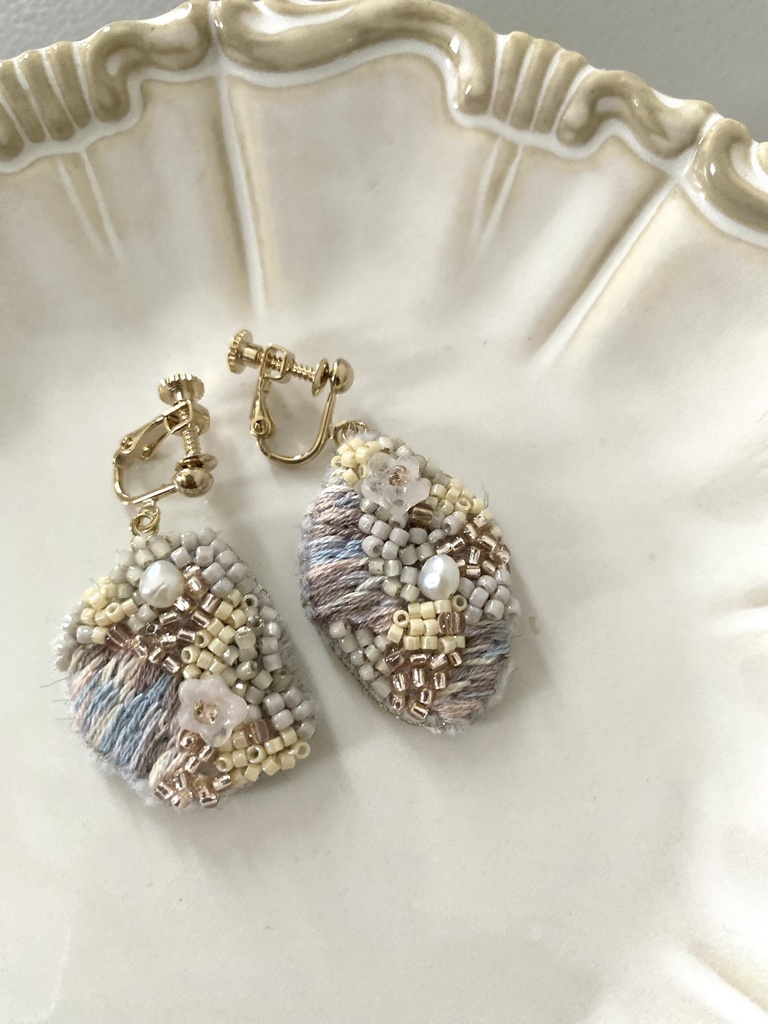 ビーズ刺繍イヤリング pastelgray