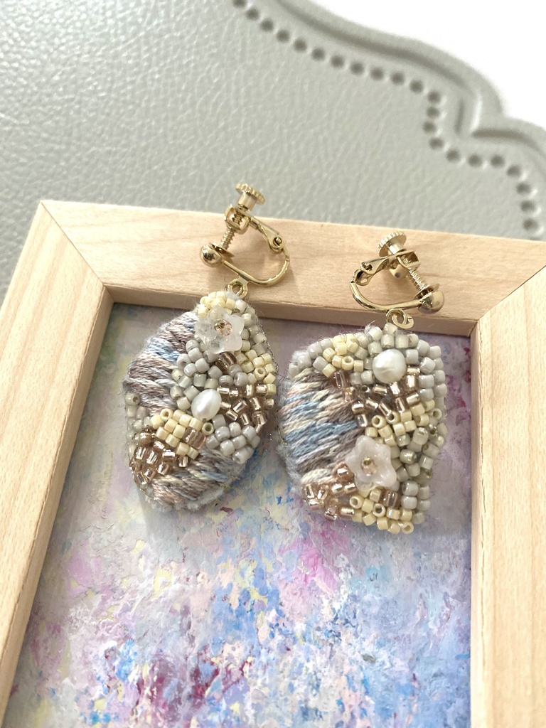 ビーズ刺繍イヤリング　pastelgray