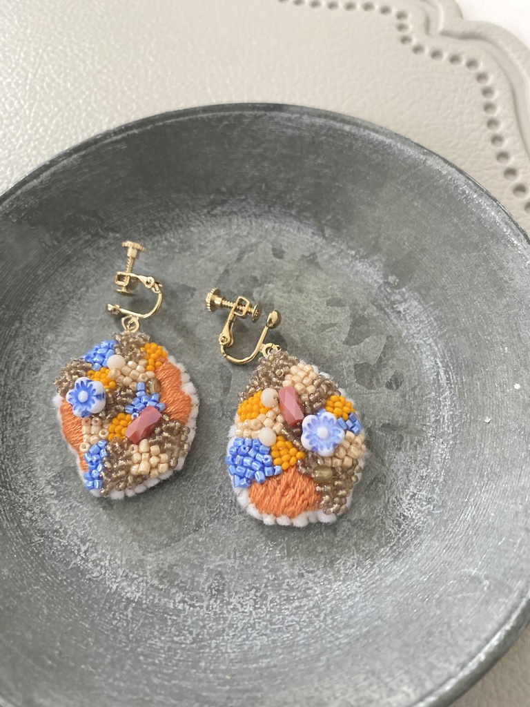 ビーズ刺繍イヤリング orange