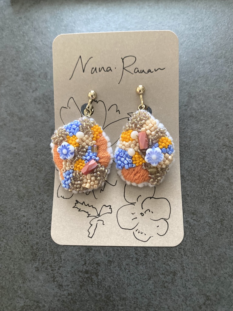ビーズ刺繍イヤリング orange