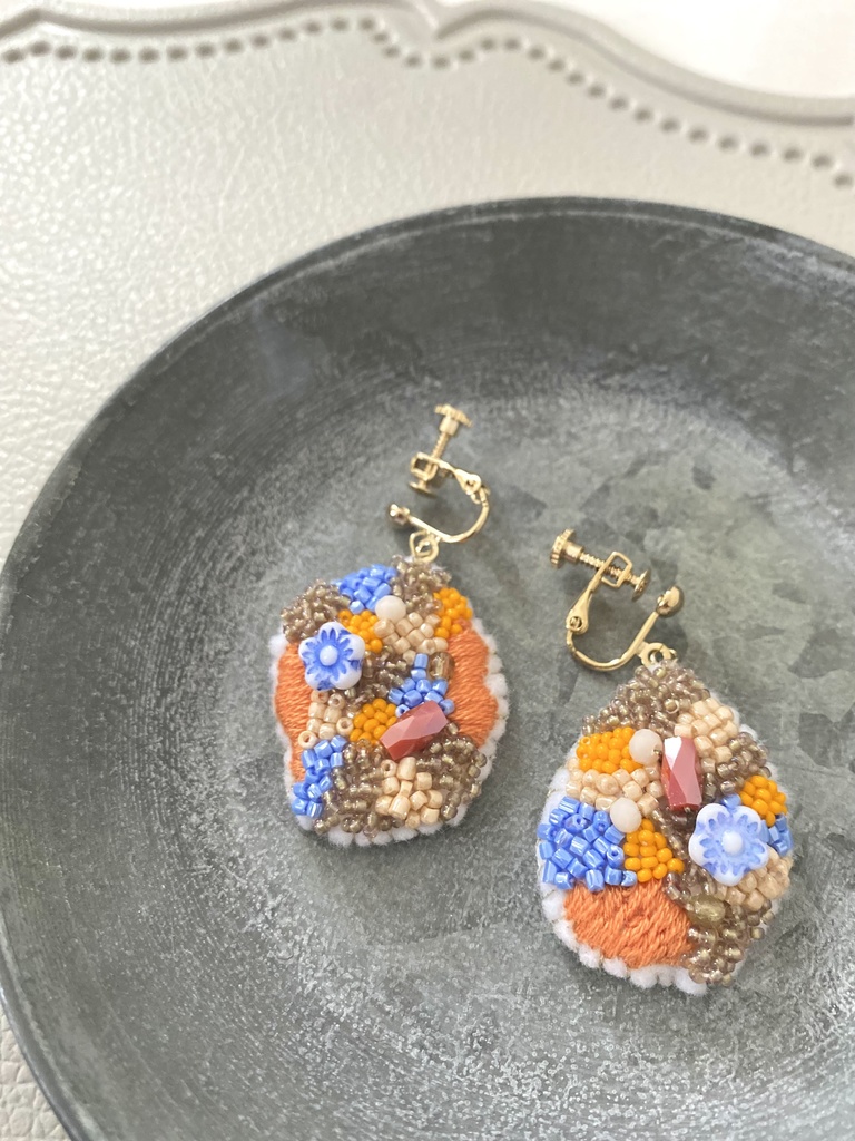 ビーズ刺繍イヤリング　orange