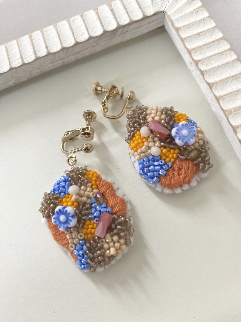 ビーズ刺繍イヤリング orange