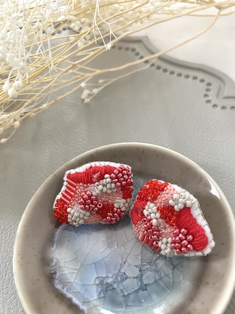 ビーズ刺繍イヤリング　red