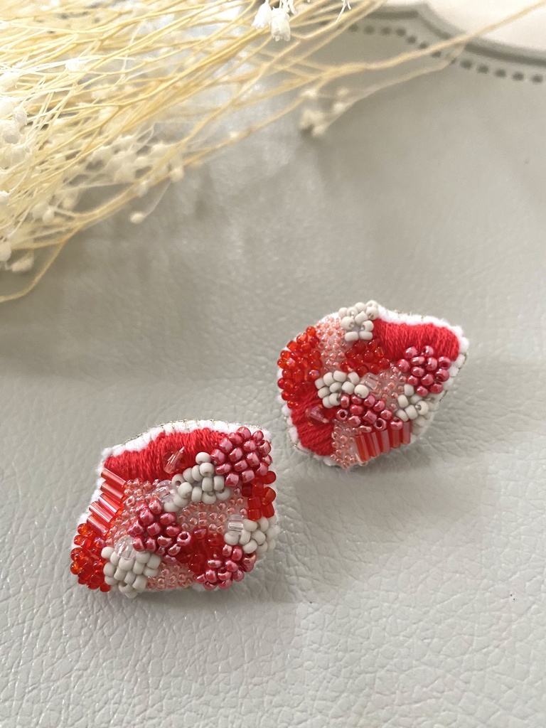ビーズ刺繍イヤリング red