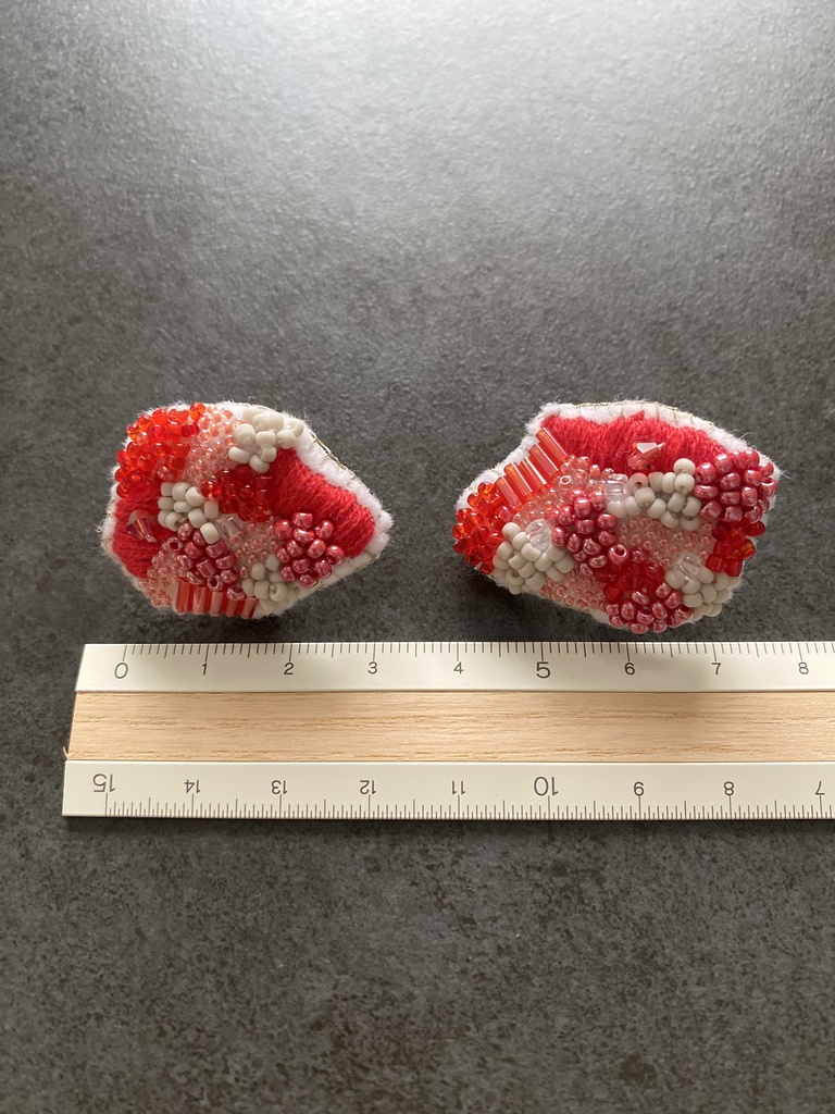 ビーズ刺繍イヤリング red