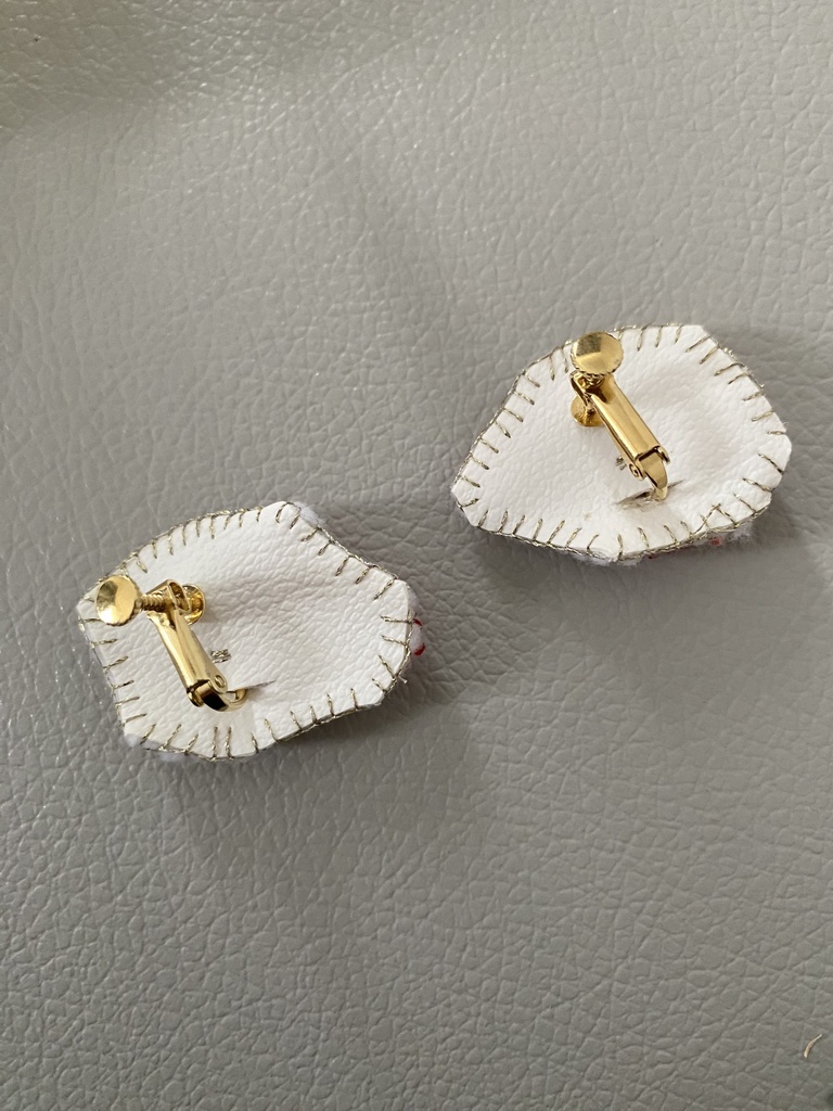 ビーズ刺繍イヤリング red