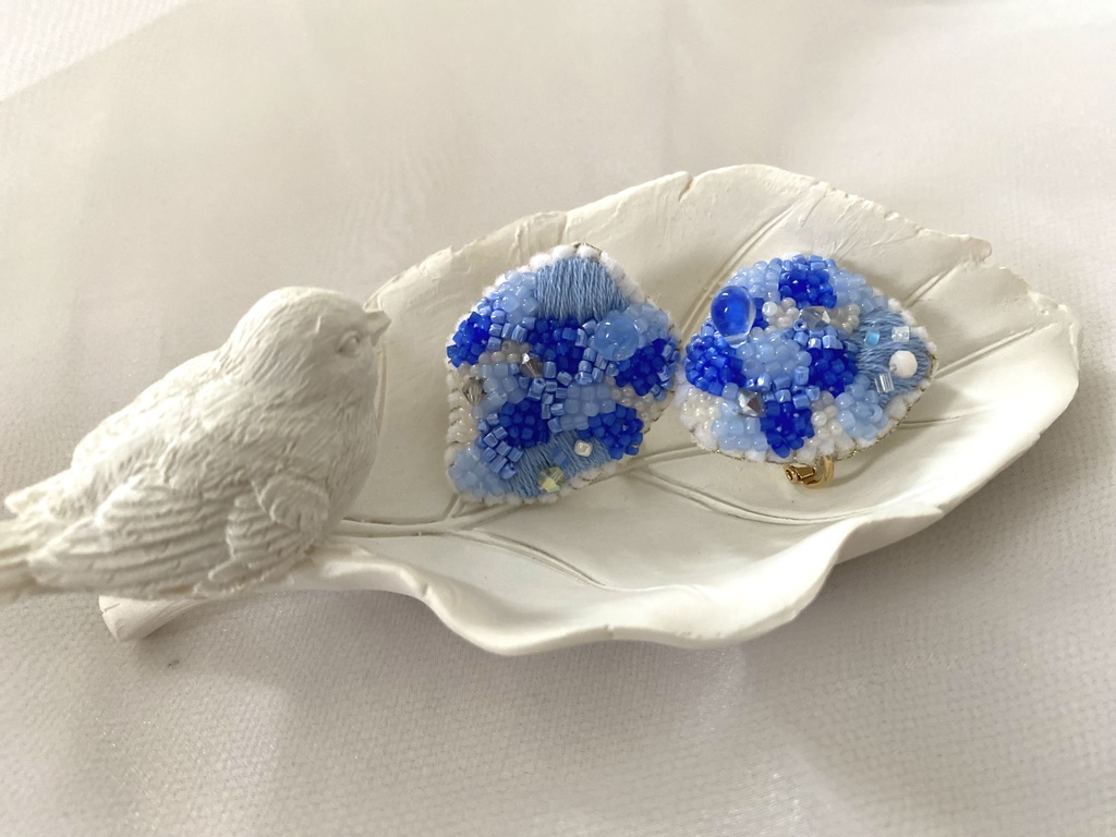 ビーズ刺繍イヤリング blue